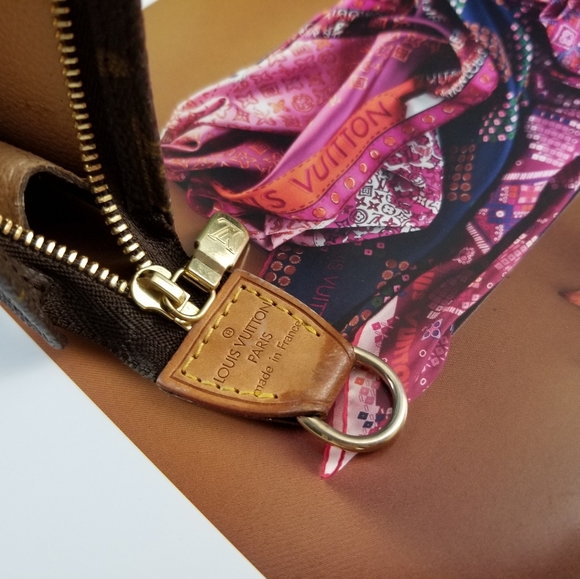 Louis Vuitton Classic Pouchette GM Monogram - Picture 11 of 16